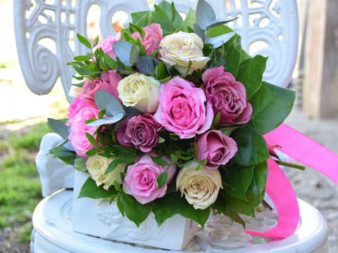 11 trandafiri in nuante de roz si alb